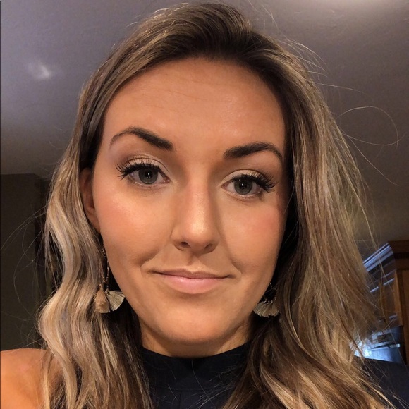 Meet your Posher, Olivia - Picture 1 of 2